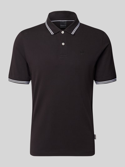 Produktfoto, Slim Fit Poloshirt mit Label-Stitching von bugatti in Schwarz mit weißen Akzenten aus reiner Baumwolle, Polokragen, Knopfleiste, Modell 'Käntchen', Rückenlänge bei Größe M 67 cm.