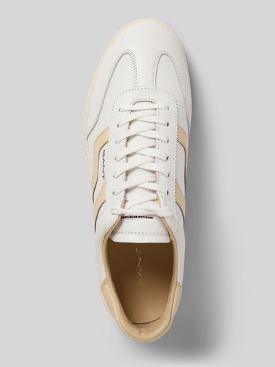 Produktfoto, Sneakersy z naturalnej skóry z detalem z logo model 'Cuzmo' od Gant, zaokrąglony krój, wiązanie, profilowana podeszwa, wysokość obcasa 3 cm w rozmiarze 44, wysokość cholewki 8 cm w rozmiarze 44, szerokość w rozmiarze 44: 8 cm, biało-beżowe odcienie, gładkie faktury