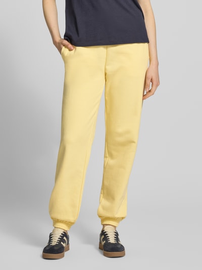 Vrouwenmodel draagt Regular Fit Sweatpants met achterzak model 'Nucia' van Mustang, puur katoen, binnenbeenlengte 78 cm, steekzakken, elastische band met tunnelkoord, elastische boordjes, kleur lichtgeel, voorkant totaalbeeld