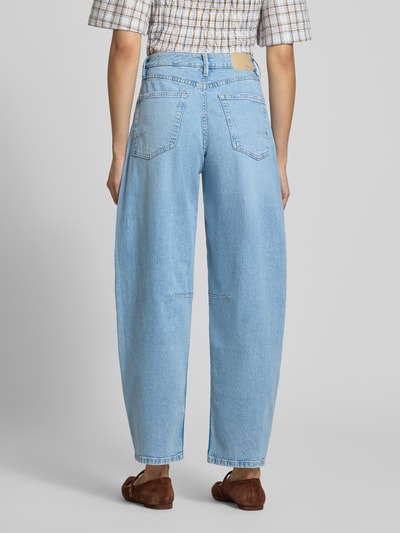 Frauenmodel trägt Regular Fit Barrel Jeans aus Baumwoll-Mix von s.Oliver RED LABEL in hellem Blau, leicht ausgewaschene Optik, Ganzkörperansicht Rückansicht. Damen Barrel Jeans von s.Oliver RED LABEL
