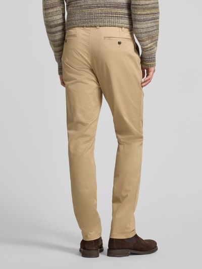 Männermodel trägt Straight Fit Chino mit Gesäßtaschen von MCNEAL aus elastischem Baumwoll-Mix, Beige, Ganzkörperansicht Rückansicht.