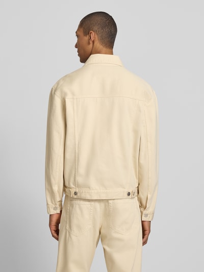 Männermodel trägt Jeansjacke mit Brusttaschen Modell 'Type 10' von Wood Wood in Beige, reine Baumwolle, Regular Fit, Ganzkörperansicht Rückansicht.