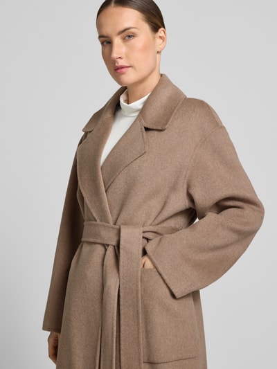 Frauenmodel trägt Mantel aus Wolle mit Bindegürtel von Milano Italy, Reverskragen, aufgesetzte Taschen, Regular Fit, Nahaufnahme Oberkörper.
