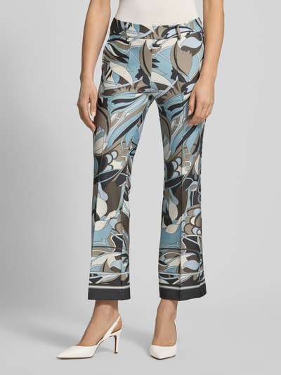 Vrouwenmodel draagt Cropped broek in all-over look model 'FRANCOISE' van Cambio met deelnaden, achterzakken, blauwe en bruine tinten, korte look, bandwijdte maat 36: 40 cm, binnenbeenlengte maat 36: 75 cm, voorkant geheel zichtbaar, detailopname onderlichaam.