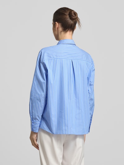 Vrouwenmodel draagt Regular Fit Hemdbluse mit Ziersteinbesatz van comma, elastische katoenmix, blauw met witte strepen, rugaanzicht, long sleeve, shirtkraag, volledige knopenrij, lengte achter 65 cm, mouwlengte 55 cm. Ganzkörperansicht Rückansicht.