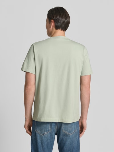 Männermodel trägt Regular Fit T-Shirt aus reiner Baumwolle Modell 'HASPEN' von SELECTED HOMME, Optik: Unifarben, Ganzkörperansicht Rückansicht.