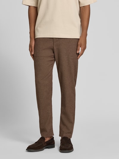 Männermodel trägt Regular Fit Stoffhose aus Baumwoll-Leinen-Mix von SELECTED HOMME in melierter Webware, Mid Waist, Nahaufnahme Oberkörper.
