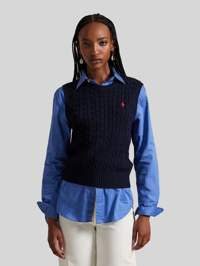 Kobiece modelka nosi Slim Fit Pullunder aus reiner Baumwolle von Polo Ralph Lauren, efekt: jednolity kolor, krój slim fit, ścieg warkoczowy, wyhaftowane logo, dekolt okrągły, wykończenie: prążkowane, wykończenie materiału: dzianina, materiał: bawełna. Ganzkörperansicht z przodu.