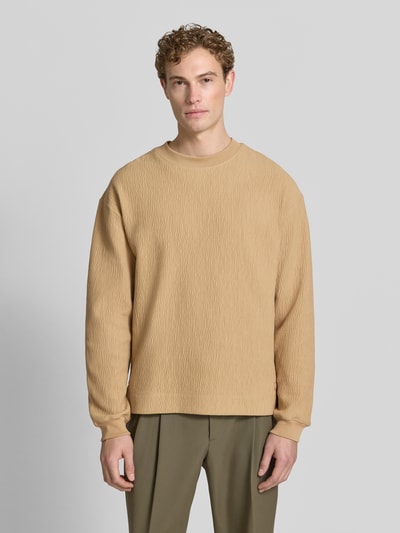 Męski model nosi Regular Fit Sweatshirt aus Baumwoll-Mix Modell 'DENOLONG' von HUGO, beżowa faktura, krój regular fit, Ganzkörperansicht von vorne.