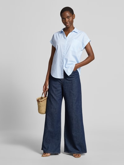 Frauenmodel trägt Regular Fit Bluse mit Brusttasche Modell 'DINAH' von Soyaconcept aus reiner Baumwolle, hellblau, Ganzkörperansicht von vorne.