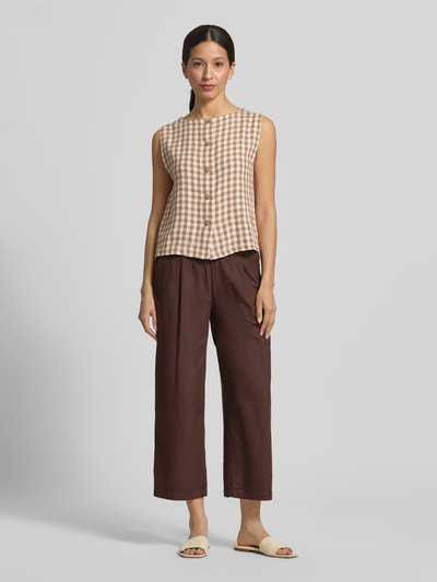 Frauenmodel trägt Culotte aus Viskose-Mix mit Knopfverschluss Modell 'Martinique' von Buena Vista, Loose-Fit, braun, Ganzkörperansicht von vorne, Damen Culotte, Viskose-Mix mit Baumwoll-Anteil, französische Eingrifftaschen, Gesäßtaschen, elastischer Bund, Bundweite 39 cm, Innenbeinlänge 64 cm.