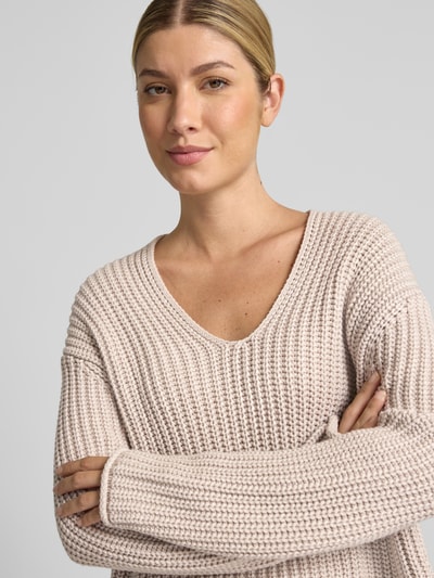 Kobiece modelka nosi Loose Fit Pullover aus Baumwoll-Mix od Marc O'Polo, jasny beż, wyraźna struktura dzianiny, zbliżenie górnej części ciała