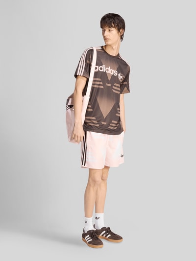 adidas Originals Regular Fit T-Shirt mit Label Schriftzug Dunkelbraun 1