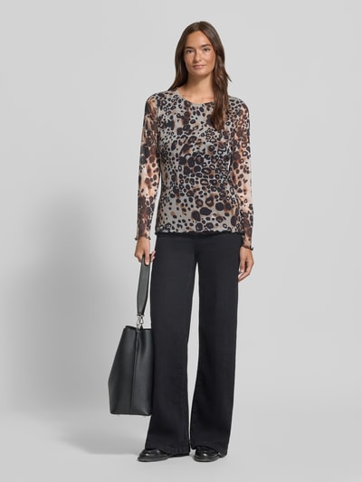 Vrouwenmodel draagt Longsleeve aus Mesh van Milano Italy met luipaardpatroon, semitransparant, licht getailleerd, ronde hals, muschelsaum, ruglengte 60 cm, full-body vooraanzicht.