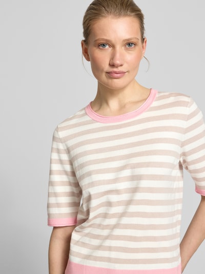 Frauenmodel trägt Strickshirt aus Viskose-Mix mit Rundhalsausschnitt von Betty Barclay, beige-rosa gestreift im Allover-Look, Nahaufnahme Oberkörper.