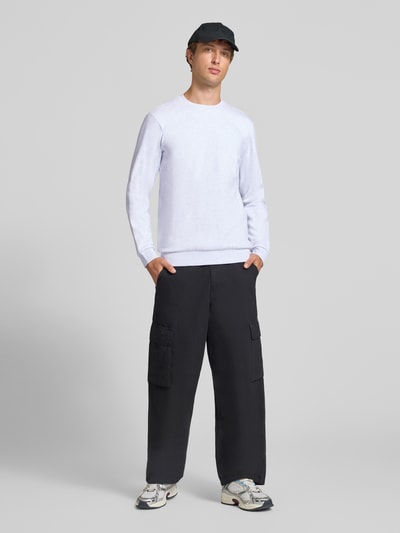 Männermodel trägt Regular Fit Sweatshirt aus Baumwoll-Mix Modell 'CERES' von ONLY in Weiß zu schwarzen Cargohosen, Ganzkörperansicht von vorne, Herren Sweatshirt von ONLY & SONS.