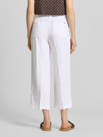 Frauenmodel trägt Straight Fit Leinenhose mit elastischem Bund von Brax, Optik: Unifarben, Passform: Straight Fit, 7/8-Länge, Material: Leinen, Bundfalte, Bundabschluss: elastisch, Ganzkörperansicht Rückansicht.