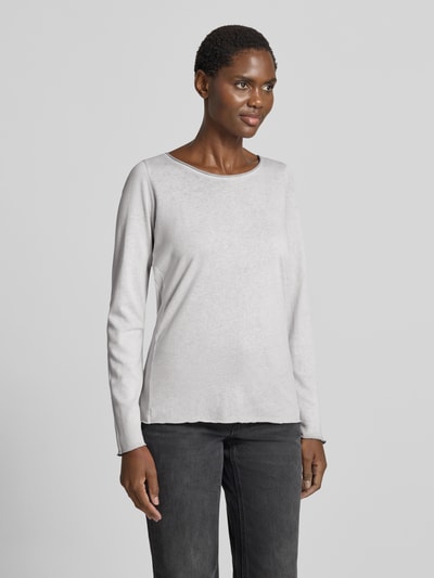 Frauenmodel trägt Regular Fit Longsleeve im Strukturmuster von Smith and Soul in hellem Grau, Baumwoll-Mix, Ganzkörperansicht von vorne.
