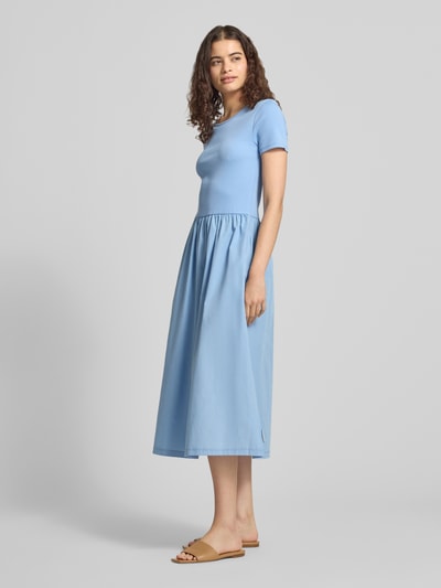 Frauenmodel trägt hellblaues Slim Fit Freizeitkleid aus Baumwoll-Mix von Marc O'Polo DENIM, glatte Oberfläche, Ganzkörperansicht von vorne.