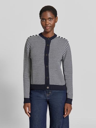 Frauenmodel trägt Strickjacke aus Baumwoll-Mix von Emporio Armani, dunkelblau-weiß gestreift, schmale Passform, Knopfleiste, elastische Abschlüsse, Rückenlänge 53 cm, Ärmellänge 65 cm, Ganzkörperansicht von vorne.