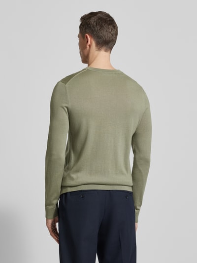 Męski model nosi sweter wełniany Regular Fit Pullover aus reiner Wolle Modell 'TRAY' od SELECTED HOMME, efekt: jednolity kolor, okrągły dekolt, długi rękaw, zakończenia prążkowane, drobny splot, 100% wełna, całkowity widok z tyłu.