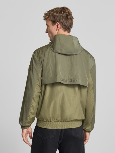 Calvin Klein Jeans kurtka przeciwdeszczowa o kroju regular fit z karczkiem Khaki 5