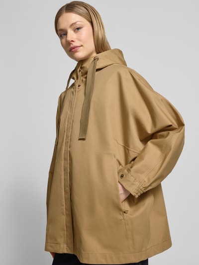 Frauenmodel trägt Jacke mit Kapuze und Eingrifftaschen Modell 'FEEL' von G-LAB aus Baumwoll-Mix, lockerer Schnitt, Nahaufnahme Oberkörper.