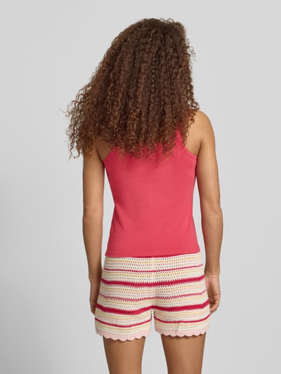 Frauenmodel trägt Tanktop mit Rundhalsausschnitt und Stickerei von REVIEW in Pink, Baumwoll-Elasthan-Mix, Slim-Fit, Rückenlänge 36 cm bei Größe S, Ganzkörperansicht Rückansicht.
