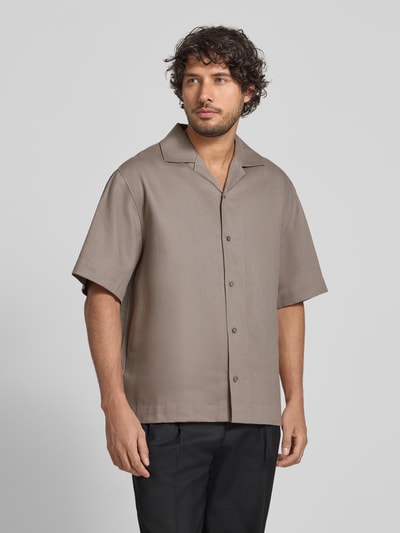 Männermodel trägt unifarbenes Relaxed Fit Freizeithemd aus Hanf-Lyocell-Mix Modell 'ESPINO' von HUGO, Resortkragen, Ganzkörperansicht von vorne