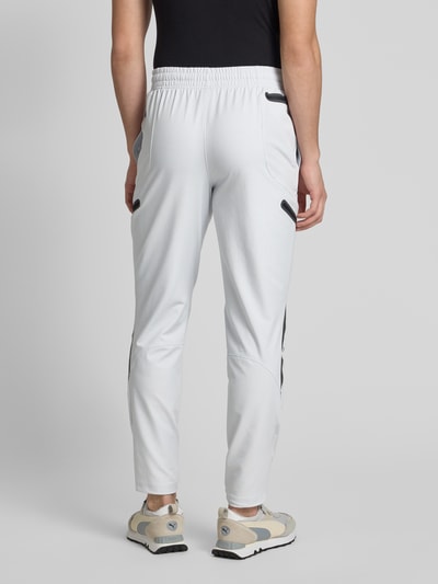 Under Armour Relaxed Fit Trainingshose mit Cargotaschen Modell 'Unstoppable' Hellgrau 5