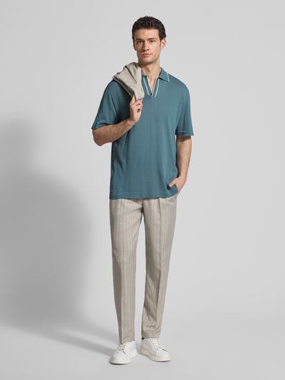 Męski model nosi Regular Fit Poloshirt aus Baumwolle od CRUNA, bawełna, krój regular fit, kołnierzyk polo, dzianinowa faktura, długość tyłu w rozmiarze 50: 67 cm, widok całej sylwetki z przodu.