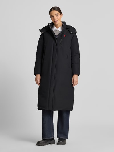 Frauenmodel trägt Regular Fit Mantel aus Baumwoll-Mix von Polo Ralph Lauren in Schwarz, glatte Textur, Ganzkörperansicht von vorne.