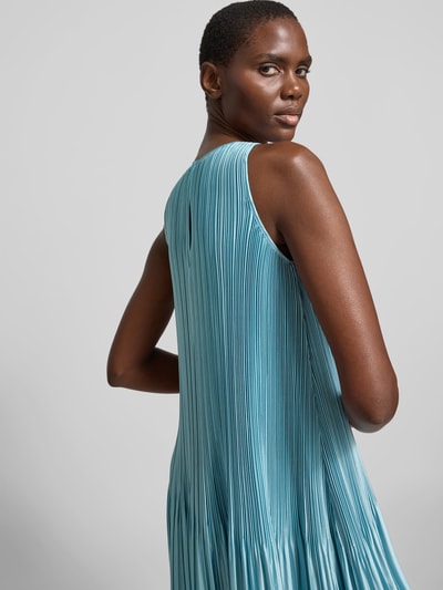 Frauenmodel trägt Knielanges Kleid in Falten-Optik von Joseph in Hellblau, mit Gerade Passform, Rundhalsausschnitt, Ärmelloses-Design, Knielänge, Falten, glatte Textur, Falten-Optik, Nahaufnahme Rückansicht.