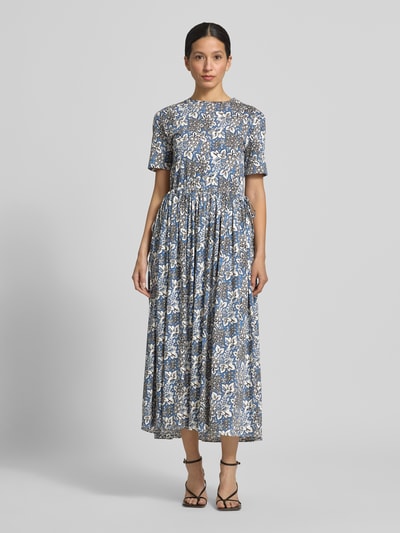 Frauenmodel trägt tailliertes Freizeitkleid aus reiner Baumwolle Modell 'FASCINO' von Weekend Max Mara, Optik:Allover-Muster, Midi-Länge, Rundhals, Raffung, Kurzarm, gerader Saum, Ganzkörperansicht von vorne.
