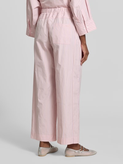 Frauenmodel trägt Weite Hose aus reiner Baumwolle Modell 'OTTO' von MAX&Co. in Rosa mit feinen Streifen, Ganzkörperansicht Rückansicht. Damen Weite Hose von MAX&Co.