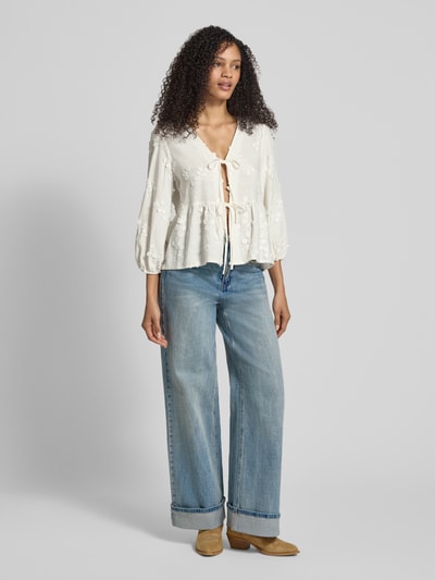 Vrouwenmodel draagt Regular Fit Blouse uit mix van viscose en linnen met vetersluiting, stitchings en v-hals van Apricot, geheel vooraanzicht