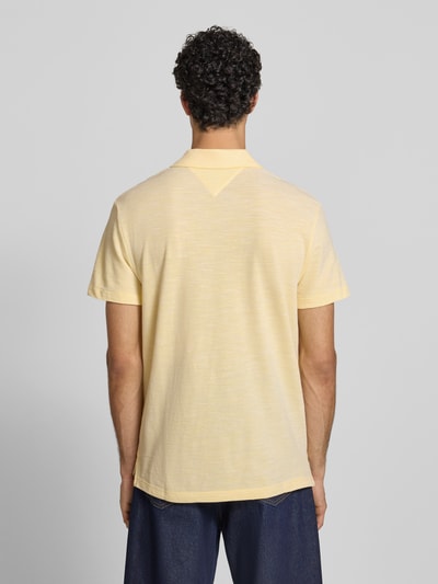 Männermodel draagt Regular Fit poloshirt uit puur katoen van Tommy Hilfiger met melangelook, korte mouw, logostitching, polokraag, V-hals, heren. Ganzkörperansicht Rückansicht.