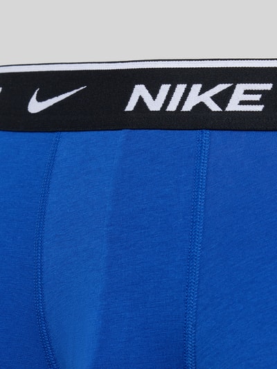 Produktfoto, blaue Herren Trunks aus Baumwoll-Mix Modell 'ESSENTIAL' von Nike mit elastischem Logo-Bund und eng anliegender Passform.