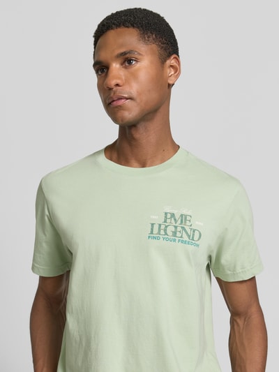 Männermodel trägt T-Shirt mit Label-Print und Rundhalsausschnitt von PME Legend aus Reine Baumwolle, Regular-Fit, Nahaufnahme Oberkörper. Rückenlänge bei Größe M: 70 cm.