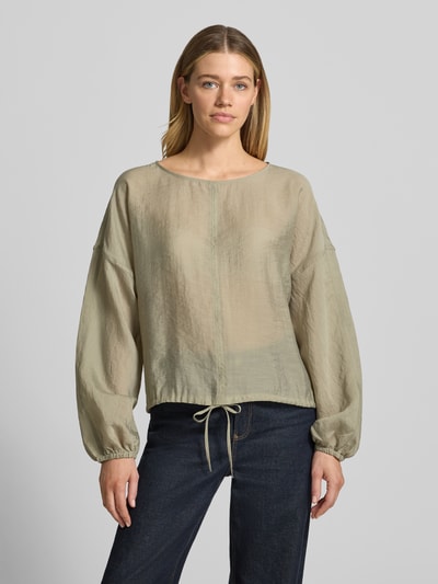 Frauenmodel trägt Bluse mit überschnittenen Schultern Modell 'Filla' von OPUS, Lyocell-Mix, Loose Fit, beige Textur, Ganzkörperansicht von vorne.