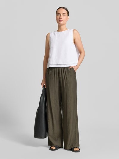 Frauenmodel trägt Wide Fit Stoffhose aus Viskose-Mix Modell 'Marou' von OPUS mit Strukturmuster, elastischem Bund, Tunnelzug, olivefarben, Ganzkörperansicht von vorne.