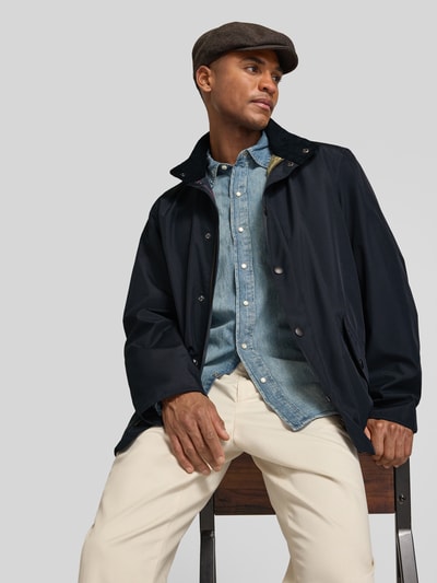 Männermodel trägt Regular Fit Hemdjacke mit Stehkragen von Barbour, Optik: Unifarben, Passform: Regular-Fit, Nahaufnahme Oberkörper