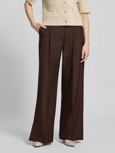 Modelka nosi spodnie z szerokimi nogawkami Wide Leg Hose mit Bügelfalten Modell 'RAVNA' od Copenhagen Muse, mieszanka materiałów z dodatkiem wiskozy, kanty, listwa guzikowa, szerokość w rozmiarze S: 39 cm, długość wewnętrzna nogawki w rozmiarze S: 80 cm, widok z przodu, zbliżenie na dolną część ciała.