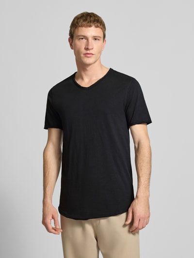 Męski model nosi Regular Fit T-Shirt aus reiner Baumwolle Model 'BENNE LONGY' von Only & Sons, efekt: jednolity kolor, dekolt w serek, krótki rękaw, zrolowany brzeg, tkanina bawełniana, całkowity widok z przodu