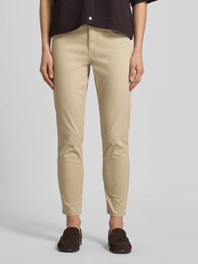 Frauenmodel trägt Damen Hose in verkürzter Passform Modell 'Ornella' von Angels, Baumwoll-Mix mit Stretch-Anteil, Eingrifftaschen, Ganzkörperansicht von vorne.