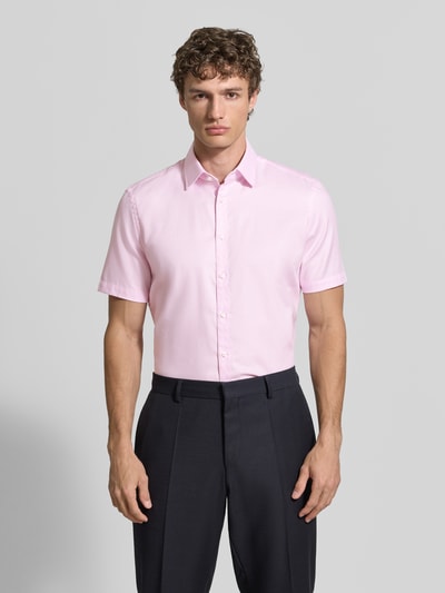 Mannenmodel draagt Slim Fit Business-Hemd aus Baumwolle mit Kentkragen van Jake*s, roze katoen, knoopsluiting, korte mouw, slim fit, vooraanzicht van het hele lichaam