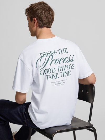 Męski model nosi Regular Fit T-Shirt aus Baumwoll-Mix Modell 'CASPIAN' von Only & Sons, efekt: jednolity kolor, krój regular fit, aplikacja: napis, okrągły dekolt, krótki rękaw, mieszanka bawełny, widok na plecy, zdjęcie w ujęciu całej sylwetki z tyłu