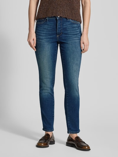 Frauenmodel trägt Slim Fit Jeans aus Baumwoll-Mix Modell 'BETSY' von s.Oliver RED LABEL in Mid Waist Denim mit Kontrastnähten, Nahaufnahme Oberkörper.