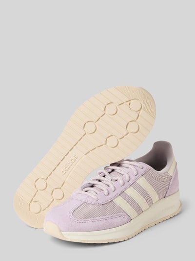 Produktfoto, Sneaker mit Schnürverschluss von adidas Sportswear aus Leder-Mix in Flieder mit abgerundete Spitze, Label-Detail und strukturierte Sohle, Absatzhöhe bei Größe 40: 4 cm, Schafthöhe: 7 cm, Schaftweite: 6 cm