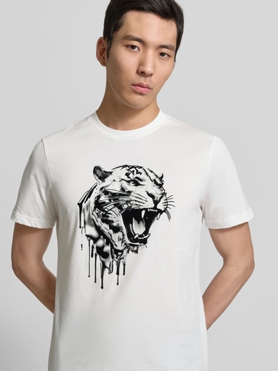 Männermodel trägt T-Shirt mit Label-Detail von Antony Morato in Weiß mit Print, Reine Baumwolle, Regular-Fit, Rundhalsausschnitt, Nahaufnahme Oberkörper. Rückenlänge bei Größe M: 70 cm.